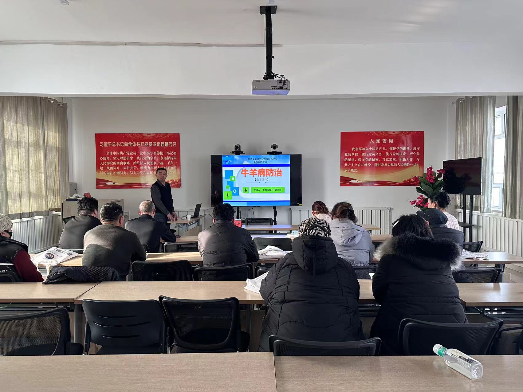 草原上的科技守望者——记布尔津县科技志愿者木哈买提汗·夏依克的家禽养殖技术培训